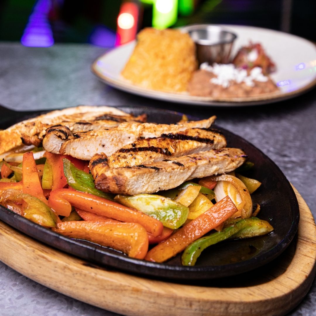 Invitados celebrando en Señor Frog’s Cancún