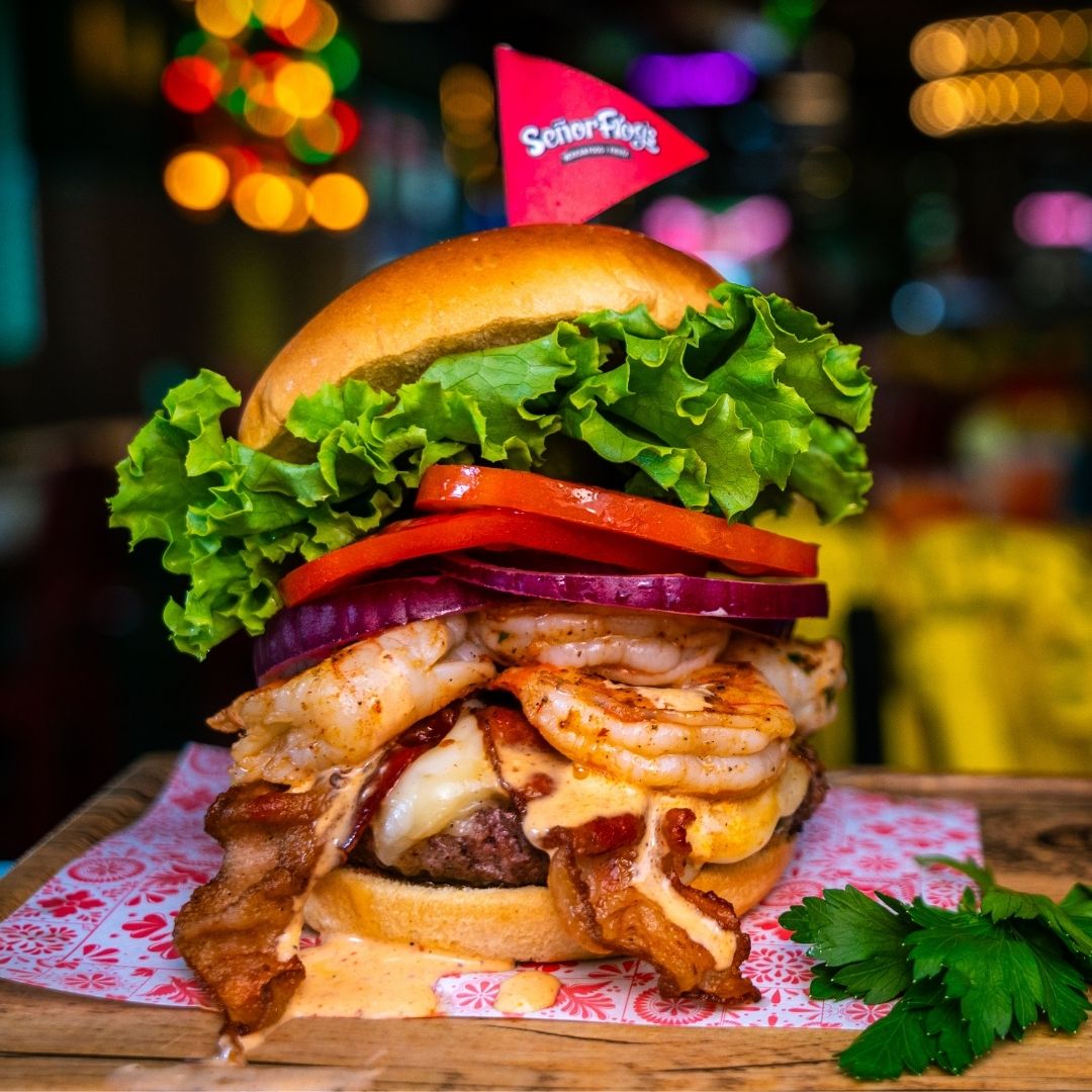 Hamburguesa de camarón y tocino con la banderita de Señor Frog’s en Fort Lauderdale