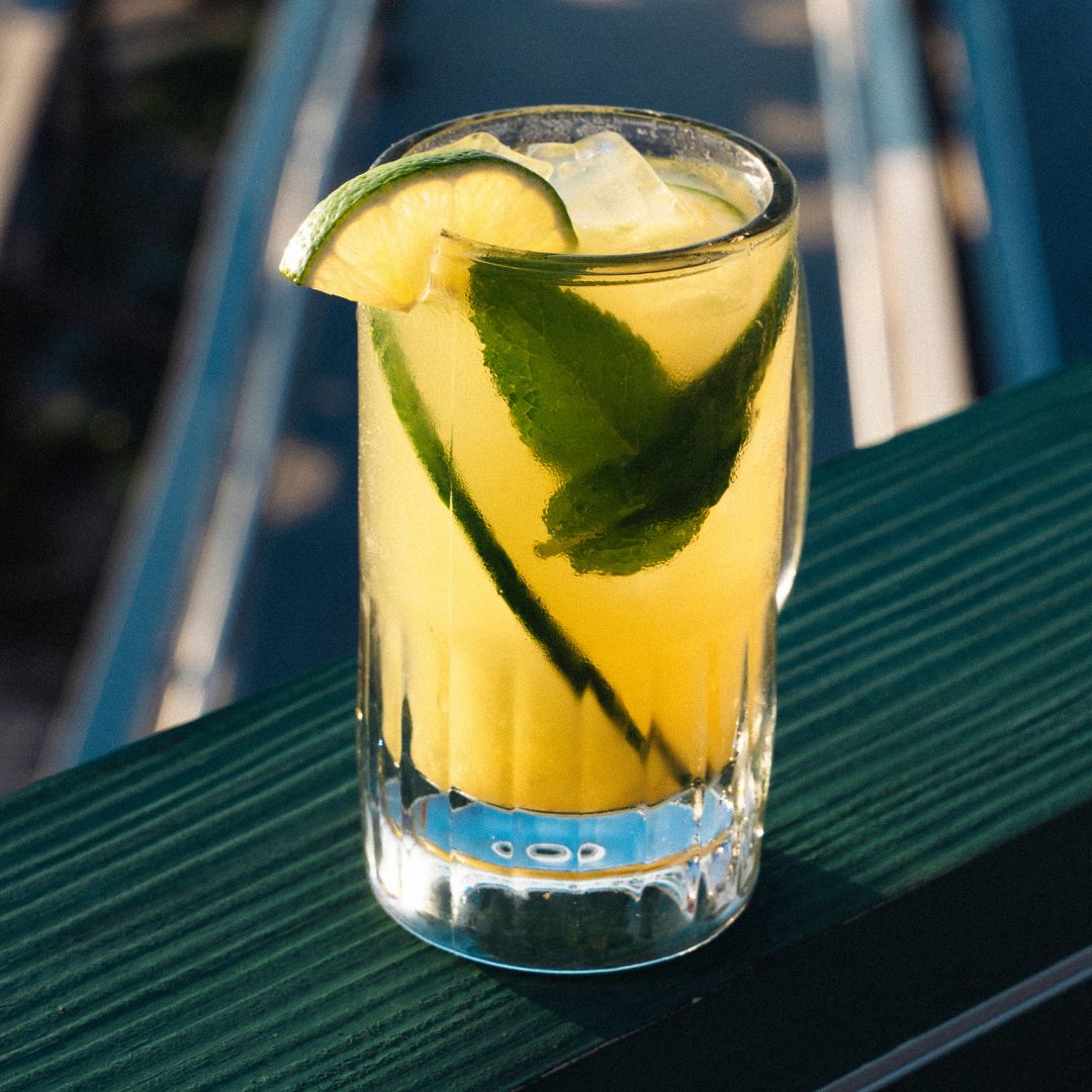 Trago de piña y hierbabuena en la baranda de la terraza de Señor Frog’s Fort Lauderdale