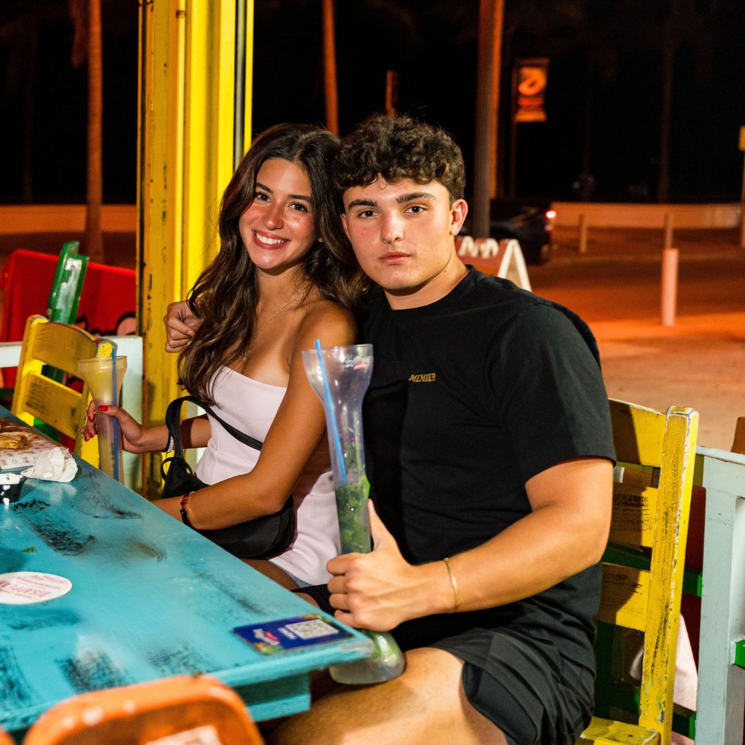 Pareja con una yarda en la terraza de noche, Señor Frog’s Fort Lauderdale