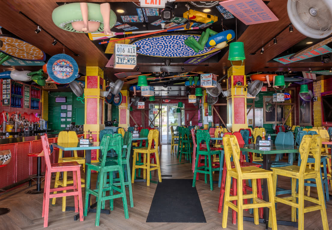 La zona de barra y bancos altos de Señor Frog’s Hollywood Beach