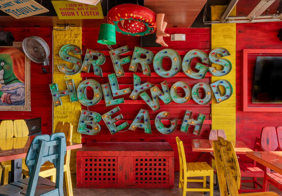 El letrero de Señor Frog’s Hollywood Beach dentro del restaurante