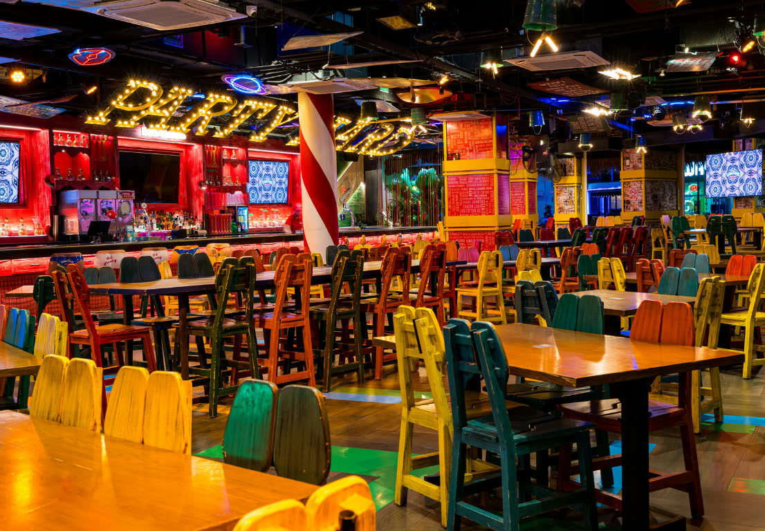 El comedor lleno de color de Señor Frog’s Los Cabos Party Zone