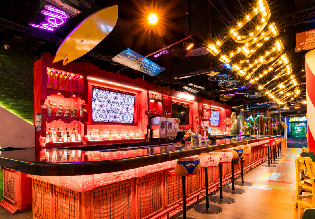 La barra iluminada con neón de Señor Frog’s Los Cabos Party Zone