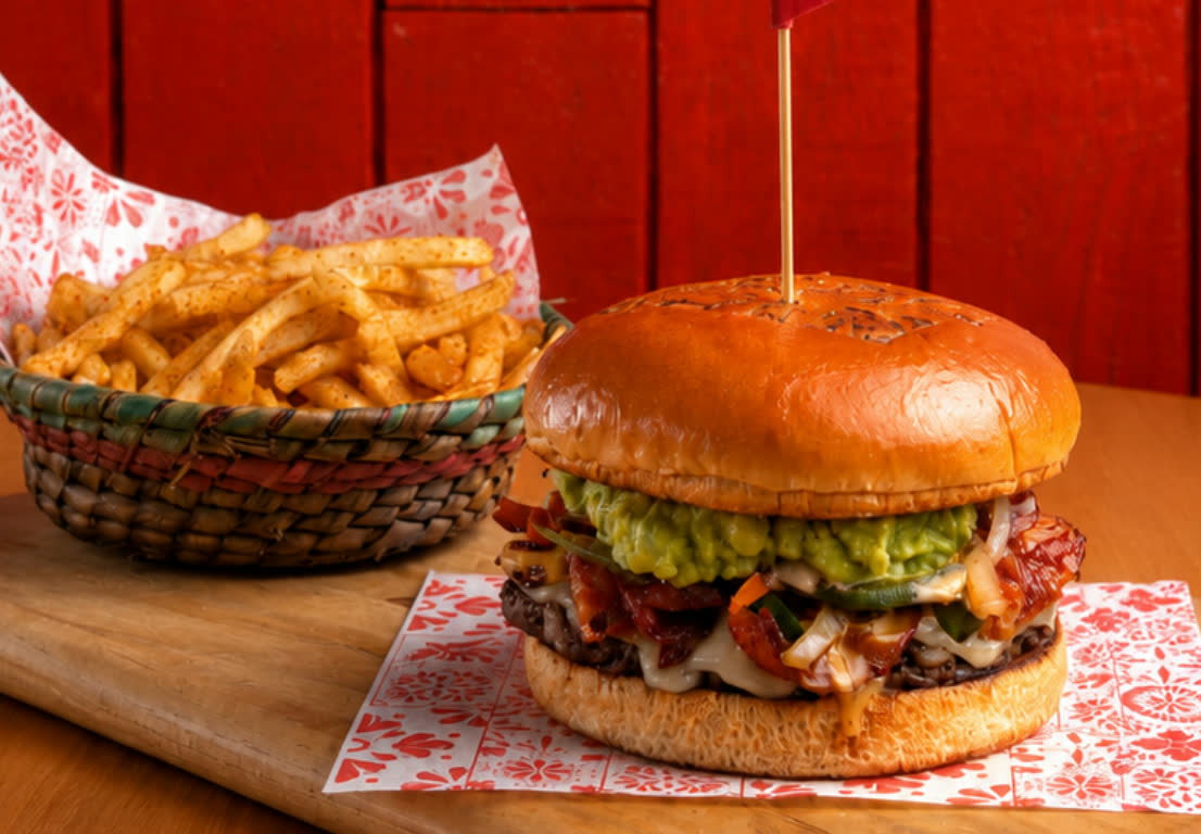 Hamburguesa con papas de Señor Frog’s Los Cabos Party Zone