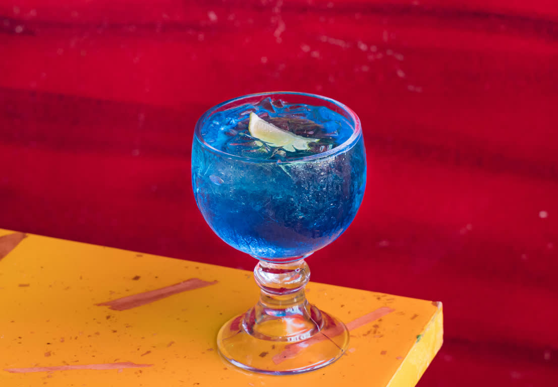 Coctel azul de Señor Frog’s Los Cabos Party Zone