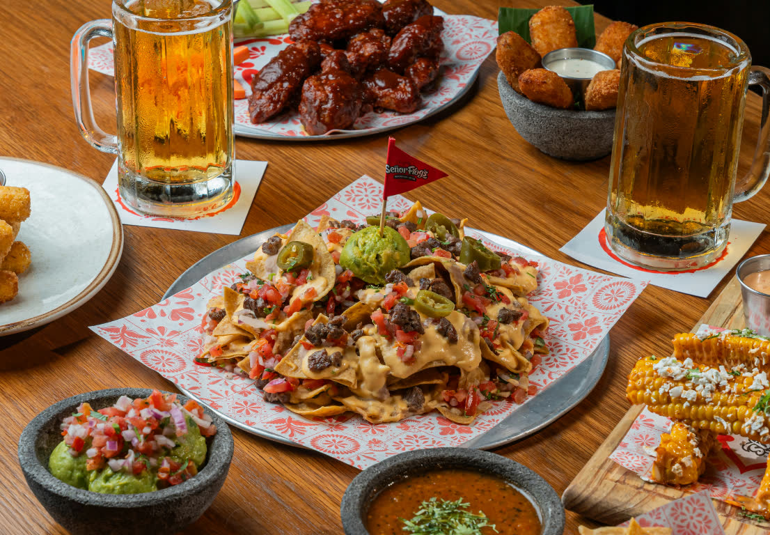 Nachos, alitas y cervezas frías en Señor Frog’s Orlando