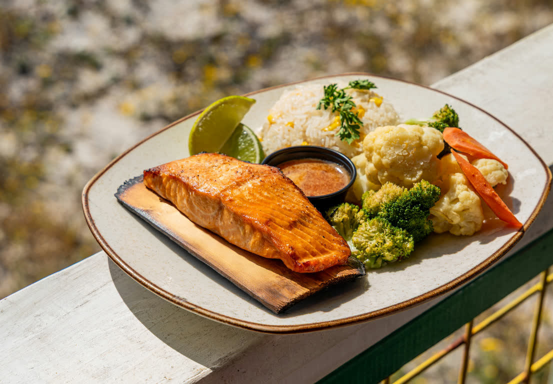 Salmón a la parrilla de Señor Frog’s Pensacola Beach