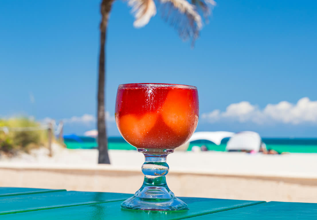 Una bebida frente a la playa en Señor Frog’s Pensacola Beach