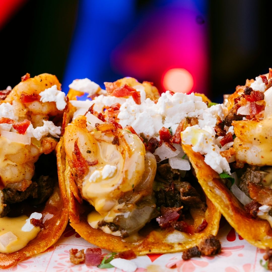 Tacos mar y tierra con camarón, arrachera y queso fresco en Señor Frog’s Playa del Carmen