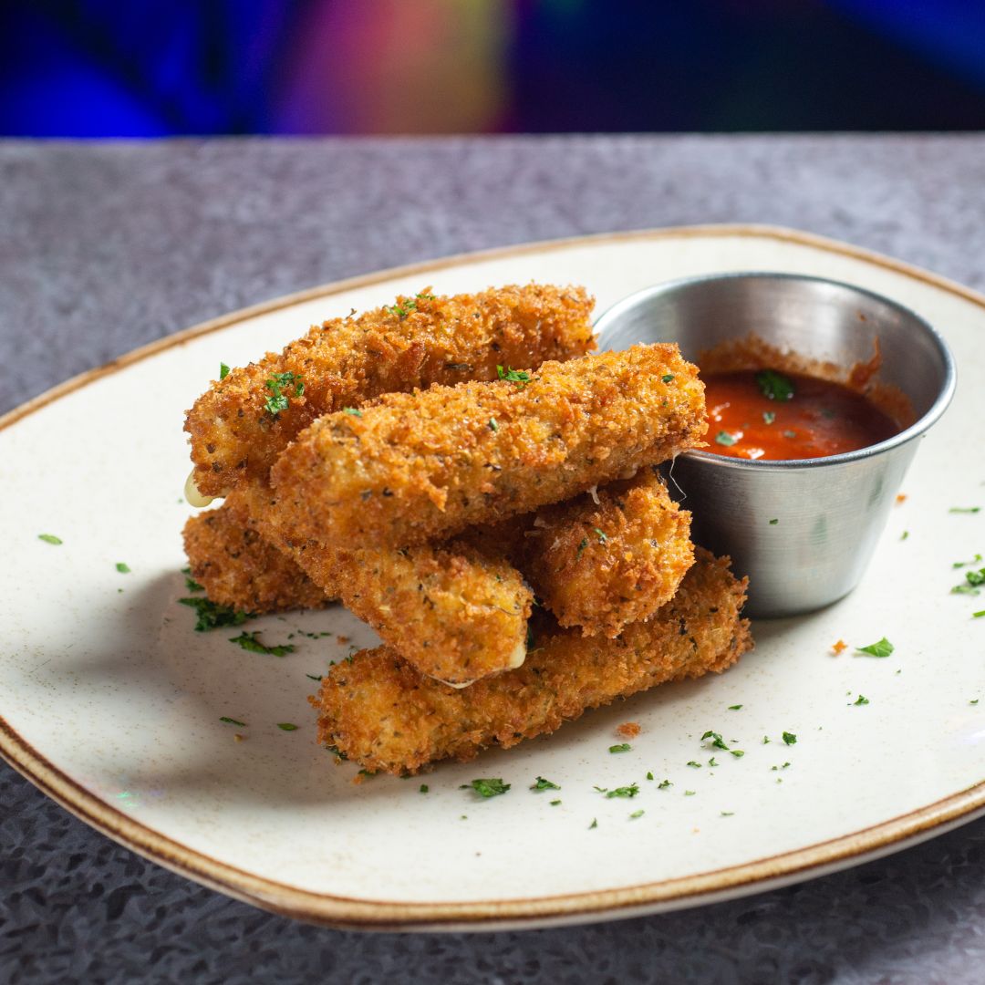 Dedos de mozzarella empanizados con salsa marinara en Señor Frog’s Playa del Carmen