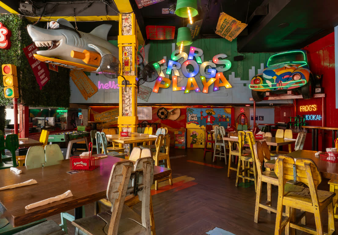 Bar and high stools at Señor Frog’s Playa del Carmen