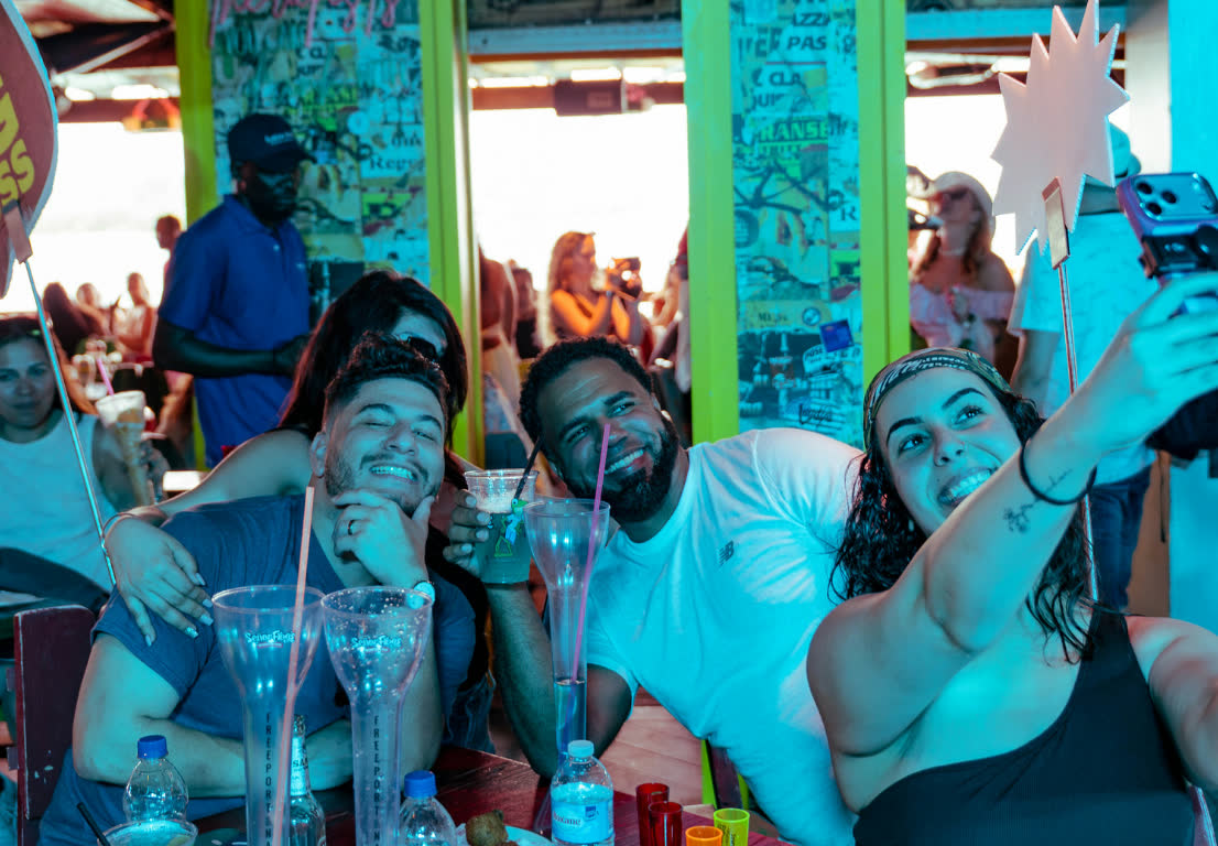 Friends at the table at Señor Frog’s Playa del Carmen